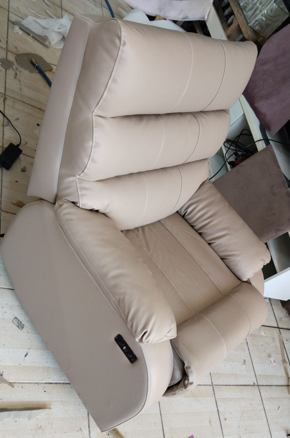 Kodu: 738 - Stillboy Elektrikli Dönerli Baba Koltuk Bej Deri Recliner Koltuk