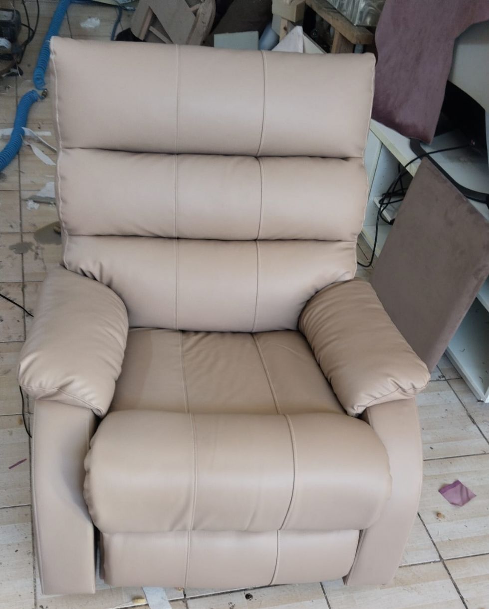 Kodu: 739 - Stillboy Elektrikli Dönerli Baba Koltuk Bej Deri Recliner Koltuk